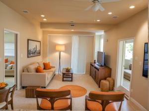 Modern Venice Beach Stay - Walk to Marina & Boardwalk