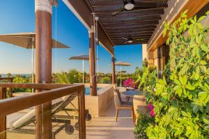 Lux 3 Bed condo with Ocean View Pool Houskeeping