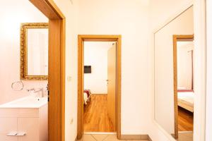 A 6 apt w terrace & sea view 4 min walk to beach