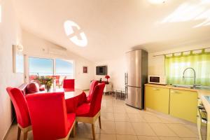 A 6 apt w terrace & sea view 4 min walk to beach