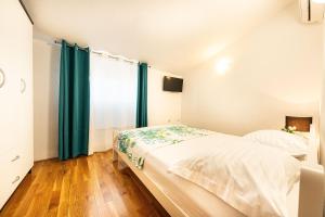 A 6 apt w terrace & sea view 4 min walk to beach