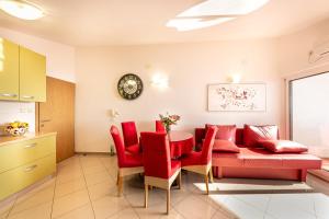 A 6 apt w terrace & sea view 4 min walk to beach