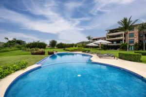 Luxury Ground-Floor Condo 3 bed 4 and half bath