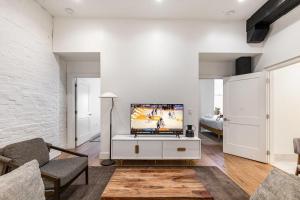 The Saddlery - Headliner - Walk to Broadway