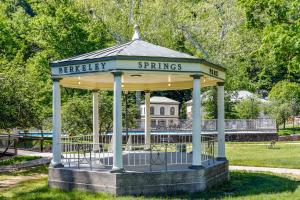 Creekside Fun Dog-friendly, Games & Fire Pit