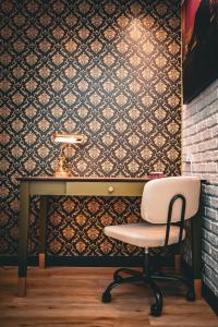 Mix mid-century modern by the Strip, Big TVs, King Bed, fast WiFi perfect for work or leisure