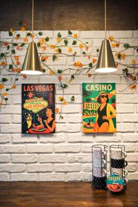 Mix mid-century modern by the Strip, Big TVs, King Bed, fast WiFi perfect for work or leisure