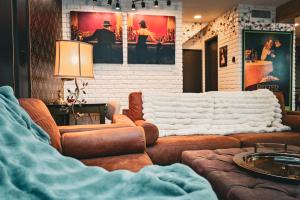 Mix mid-century modern by the Strip, Big TVs, King Bed, fast WiFi perfect for work or leisure