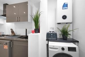 Spacious 5 Bedroom 3 Bath Serviced House in Croydon