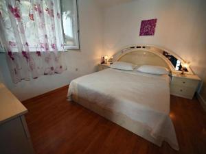 Apartments Mihovilovi - One Bedroom Apartment with Terrace and Pool view