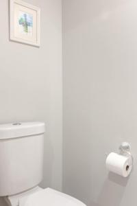 Stylish 3BR Townhouse with Backyard,and Easy Parking