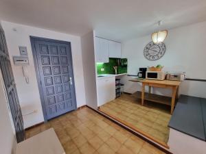 Apartamento con terraza privada en LEscala, cerca de la playa - HISP-236-162