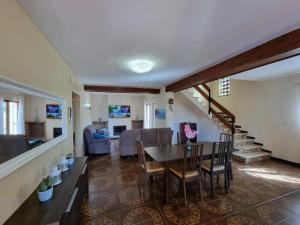 Casa familiar con terraza y piscina en LEscala - HISP-236-204