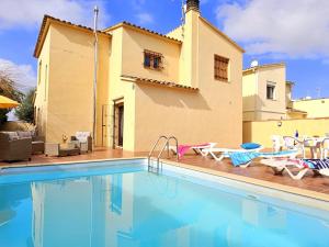 Casa familiar con terraza y piscina en LEscala - HISP-236-204