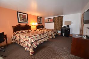 Queen Room with Two Queen Beds room in Williamstown Motel