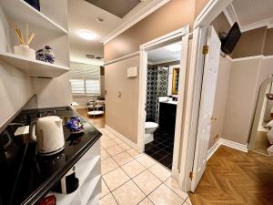 Convenience and comfort 1BR Apartment Walk To Queen St Mall