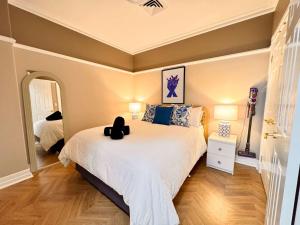 Convenience and comfort 1BR Apartment Walk To Queen St Mall