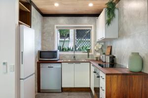 Renovated Beach Escape in Surfers, Surf at Your Door, Cavill a Short Stroll