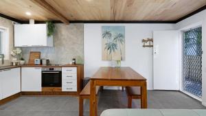 Renovated Beach Escape in Surfers, Surf at Your Door, Cavill a Short Stroll