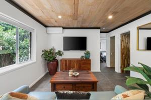 Renovated Beach Escape in Surfers, Surf at Your Door, Cavill a Short Stroll