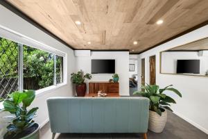 Renovated Beach Escape in Surfers, Surf at Your Door, Cavill a Short Stroll