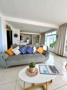 Charming and Family With a pool and ocean view, 3 blocks from the beach, with 2 TVs and Netflix & HBO