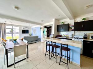Charming and Family With a pool and ocean view, 3 blocks from the beach, with 2 TVs and Netflix & HBO