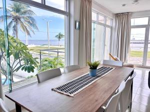Charming and Family With a pool and ocean view, 3 blocks from the beach, with 2 TVs and Netflix & HBO
