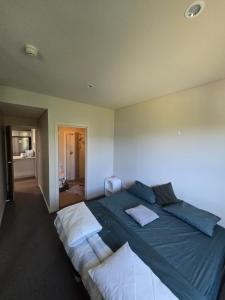 Luxury Apartment with Pool & Gym in Top Location- Lightsview