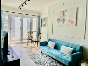 Modern new listing, 1 Bedroom ensuite with city views, separate living room, dining room and kitchen, balcony, Solar power and fast wifi, at the heart of Cape Town