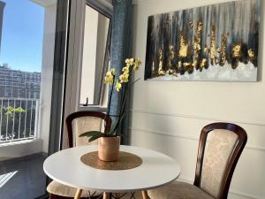 Modern new listing, 1 Bedroom ensuite with city views, separate living room, dining room and kitchen, balcony, Solar power and fast wifi, at the heart of Cape Town