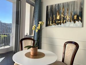 Modern new listing, 1 Bedroom ensuite with city views, separate living room, dining room and kitchen, balcony, Solar power and fast wifi, at the heart of Cape Town