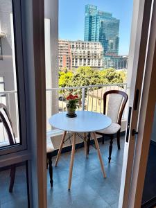 Modern new listing, 1 Bedroom ensuite with city views, separate living room, dining room and kitchen, balcony, Solar power and fast wifi, at the heart of Cape Town