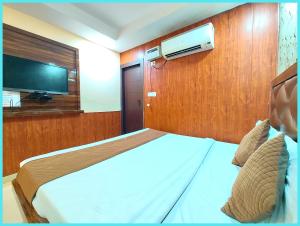 Banke Bihari Mandir The Shree Hit Radha Mohan Premium Hotel Near Mandir Shri Gopinath Ji - Free Wifi and Room Service - Fully Air conditioning Comfortable Room - Affordable Hotels at Prime Location