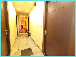 Banke Bihari Mandir The Shree Hit Radha Mohan Premium Hotel Near Mandir Shri Gopinath Ji - Free Wifi and Room Service - Fully Air conditioning Comfortable Room - Affordable Hotels at Prime Location