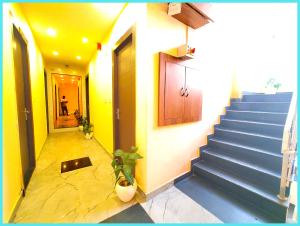 Banke Bihari Mandir The Shree Hit Radha Mohan Premium Hotel Near Mandir Shri Gopinath Ji - Free Wifi and Room Service - Fully Air conditioning Comfortable Room - Affordable Hotels at Prime Location