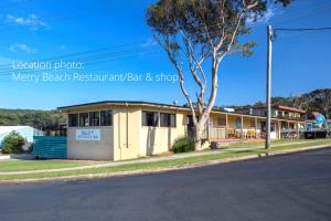 Retro Beach Cottage - classic surf getaway