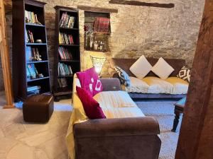 Charming 3-Bedroom Cottage in Heart of Vasa Koilaniou