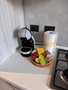 "Coccole nel borgo" 2min to outlet apartment with terrace