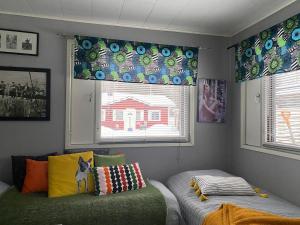 Huone kahdelle, oma sisäänkäynti ja pysäköinti