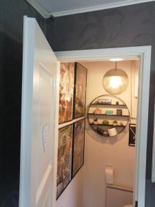 Huone kahdelle, oma sisäänkäynti ja pysäköinti