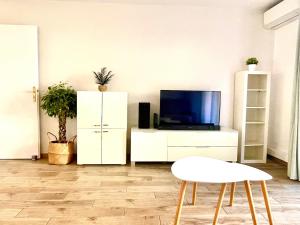 Modern and peaceful flat with terrace and parking