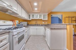 2 Bed Apartment with Private Terrace Near SoFi