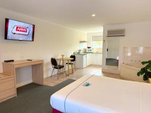 Beachcomber Motel & Apartments