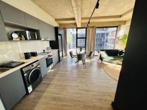 Lineal with SuperSized TV & Backup water power