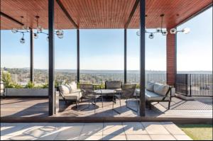 Lineal with SuperSized TV & Backup water power