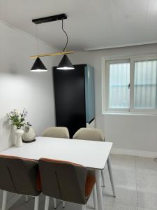 연남동 홍대입구역 3번 출구 5분 거리 넓은 숙소