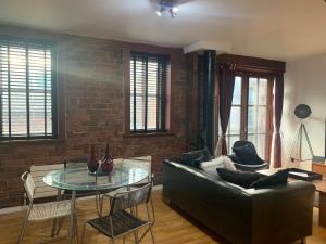 2 Bed Duplex Penthouse Apartment by Mathew Street Sleeps 6