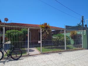 Casa arte praia a 3 quadras da orla do itagua e perto de tudo