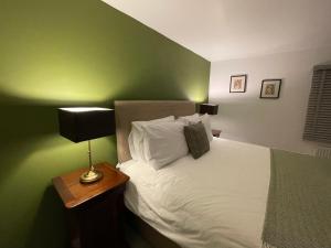 4@No.4. A cosy spot for 4 and one furry friend